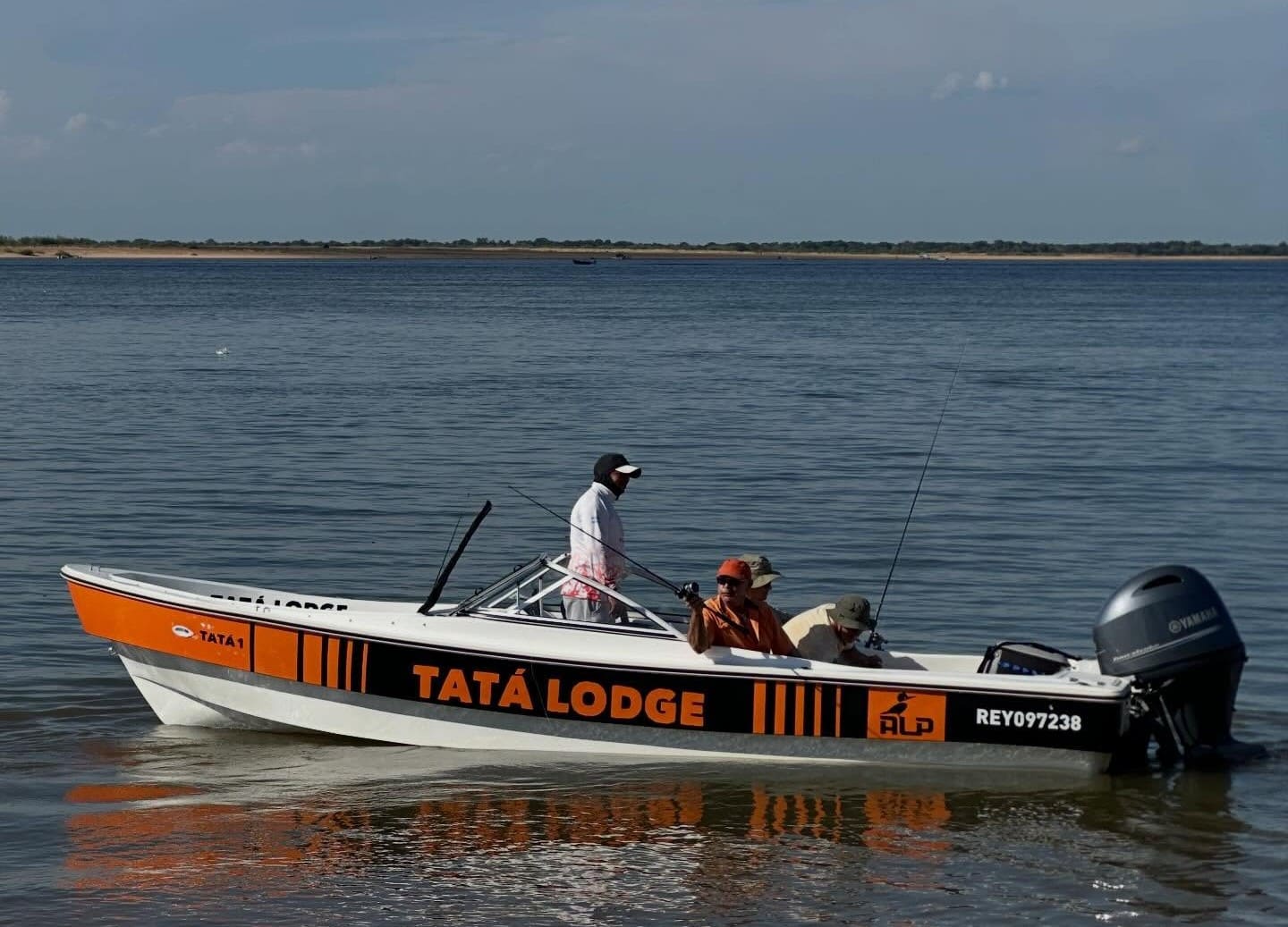Lancha equipada para jornada de pesca